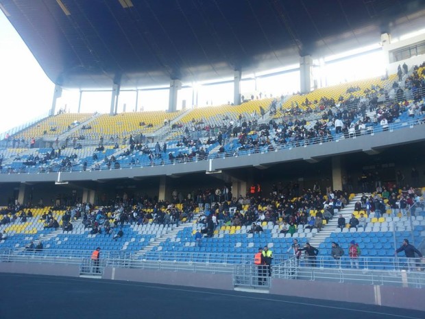 على غير العادة.. المنصة تشهد عزوفا جماهيريا بعد رفع الأسعار