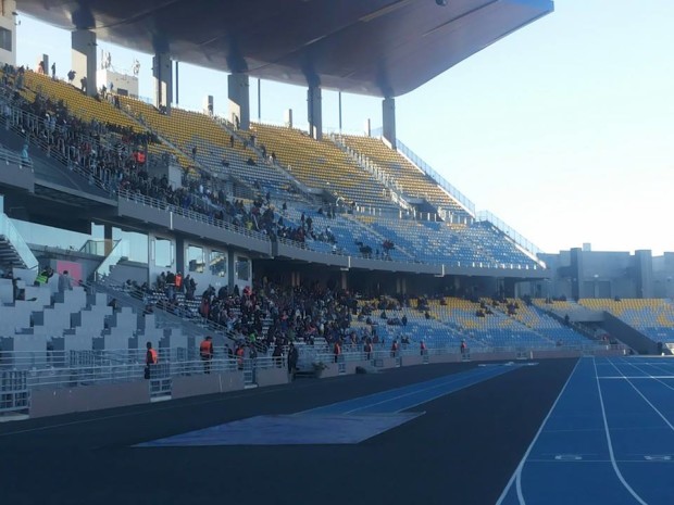 على غير العادة.. المنصة تشهد عزوفا جماهيريا بعد رفع الأسعار