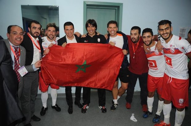 لاعبو المغرب التطزاني يحملون العلم المغربي رفقة لوبيرا
